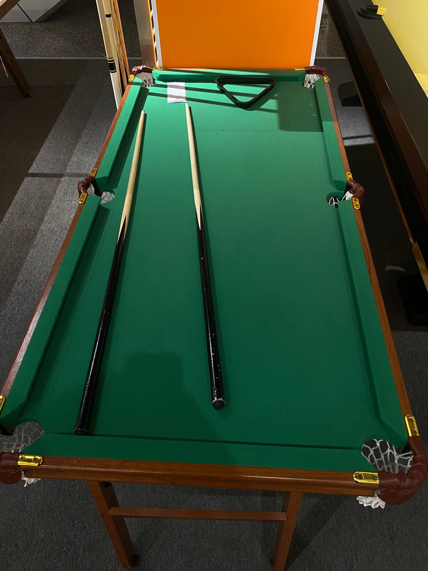 Mini pool table